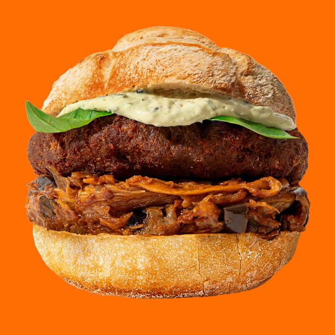 Panino con polpetta fritta e parmigiana di melanzane