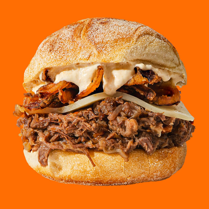 Panino con carne di manzo alla genovese, caciocavallo e cipolle fritte PUOK